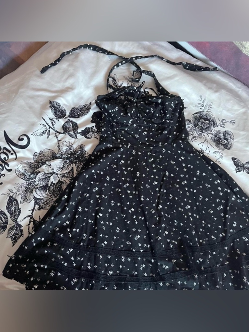 Hot Topic midi dress covered in an all-over star print - Picture 3 of 8